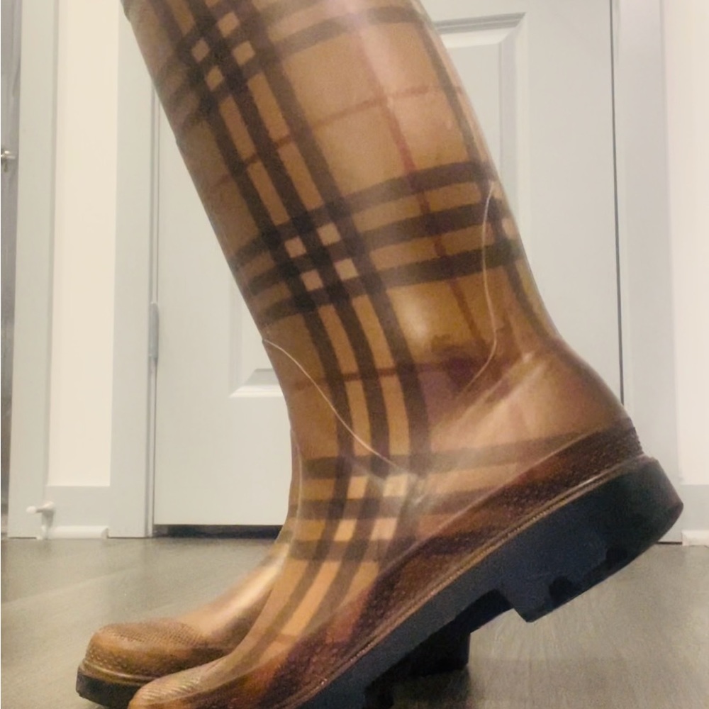 Burberry rain boots - Picture 8 of 11